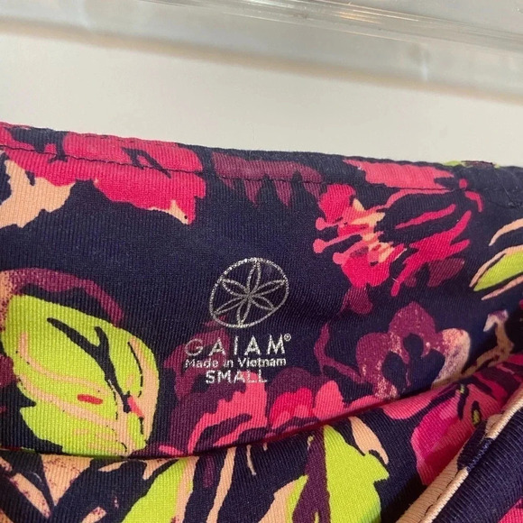 GAIAM floral cropped yoga leggings- size S - Picture 3 of 4